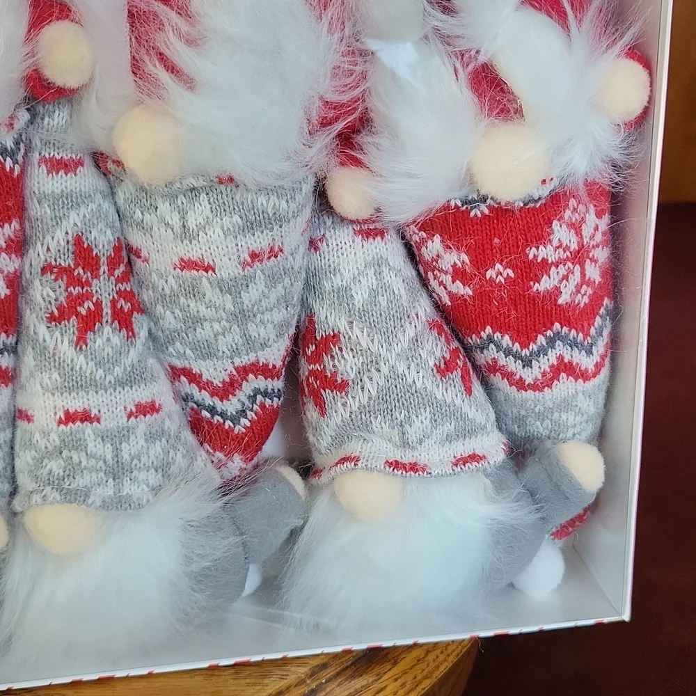 NWOT Adorable Gnome garland